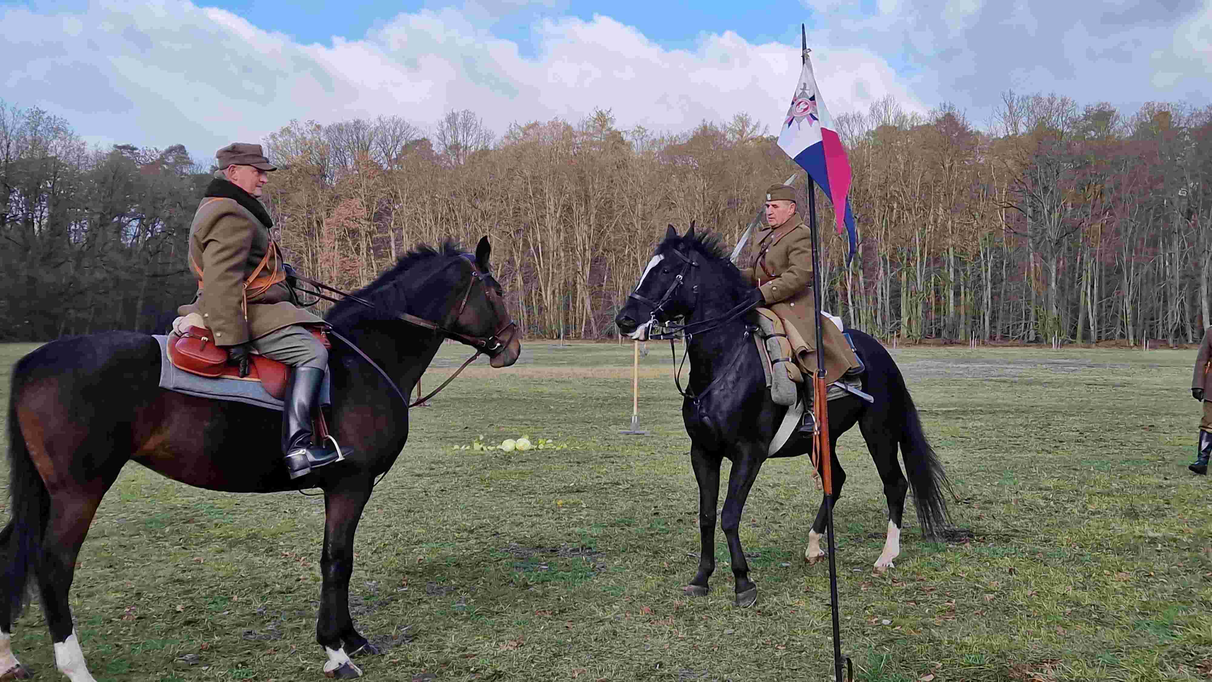 Zdjęcie przedstawia dwóch kawalerzystów na koniach